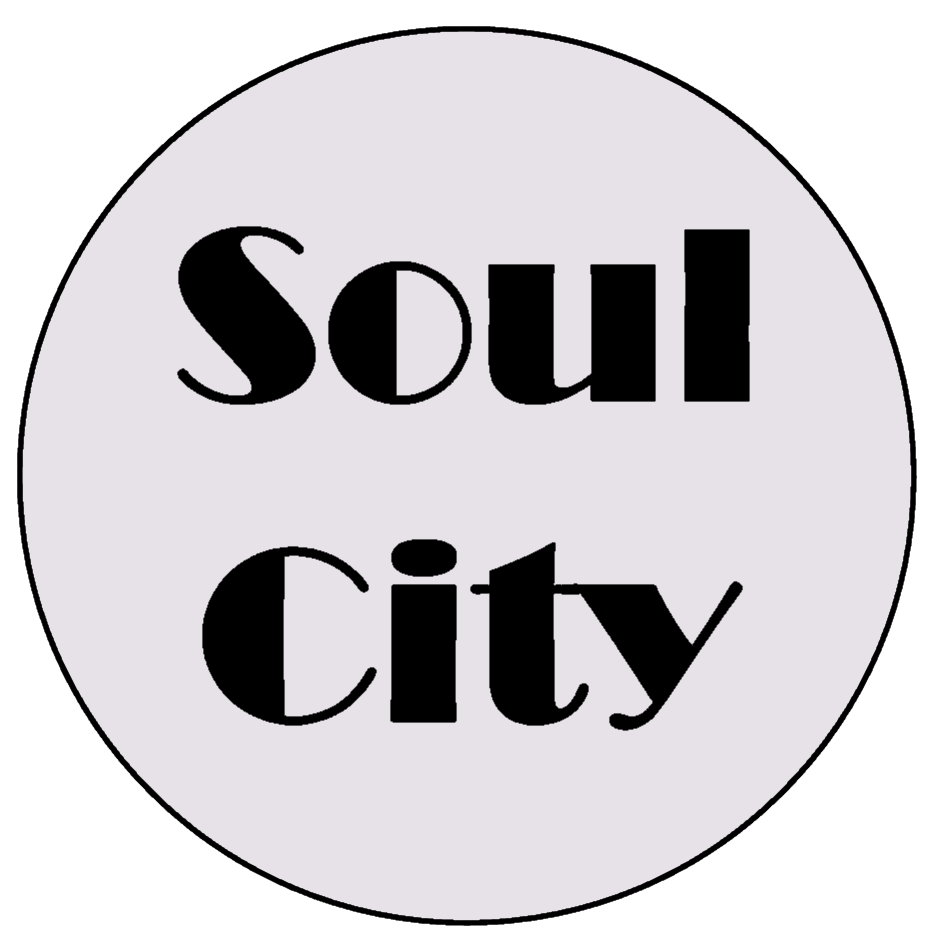 zeigt die Becken eines Drumsets und vermittelt so die Verbindung zu Groove und Musik der Münchner Band Soul CIty